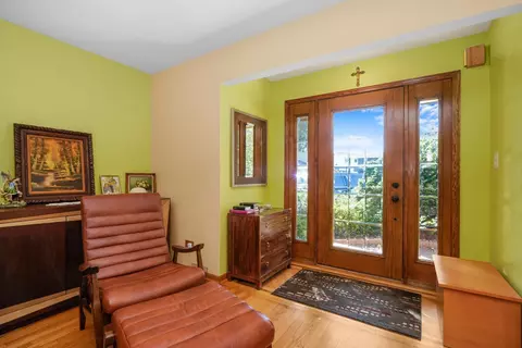 Entry Way - 579 Dawn Ct, Des Plaines, IL 60016 photo 1 of 2