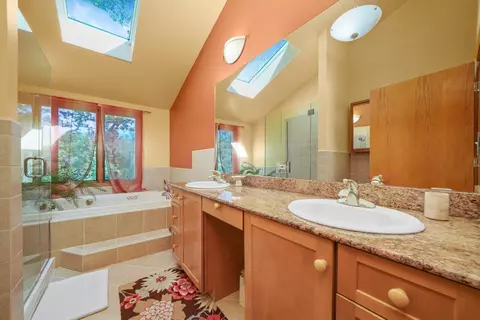 Bath - 579 Dawn Ct, Des Plaines, IL 60016 photo 1 of 5