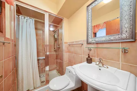 Bath - 579 Dawn Ct, Des Plaines, IL 60016 photo 5 of 5