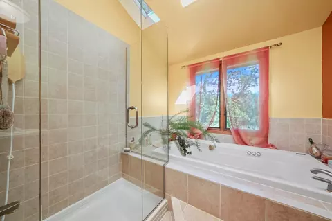 Bath - 579 Dawn Ct, Des Plaines, IL 60016 photo 3 of 5