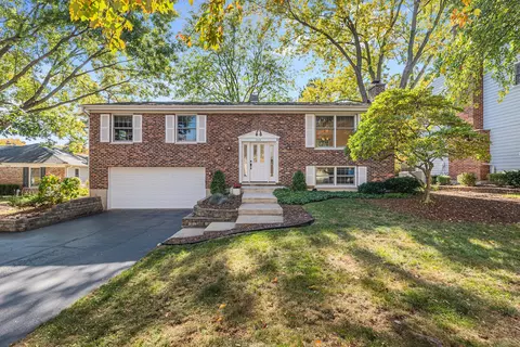 1225 Barneswood Dr, Downers Grove, IL 60515