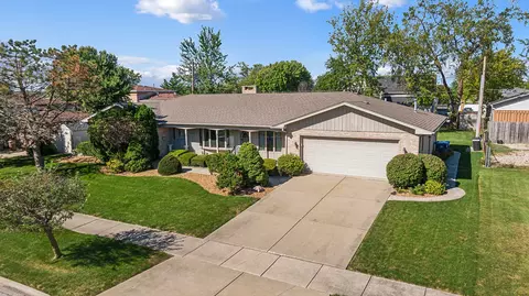 8822 W 93rd St, Hickory Hills, IL 60457