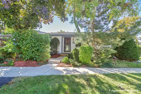 820 Wiltshire Dr #2, Mchenry, IL 60050
