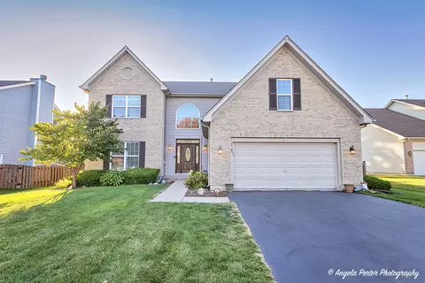 4725 Saginaw St, Lake In The Hills, IL 60156