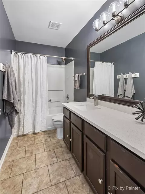 Bath - 2347 Nantucket Ln, Elgin, IL 60123 photo 2 of 3