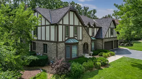 8755 Carlisle Ct, Darien, IL 60561