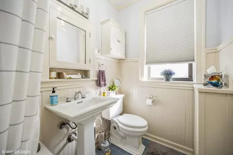 Bath - 809 Forest Ave #1S, Evanston, IL 60202 photo 1 of 2