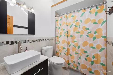 Bath - 590 Casey Ct, Aurora, IL 60502 photo 2 of 5