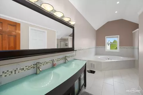 Bath - 590 Casey Ct, Aurora, IL 60502 photo 3 of 5