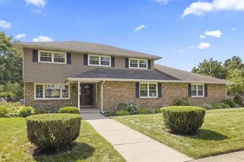 2004 Somerset Ln, Wheaton, IL 60189