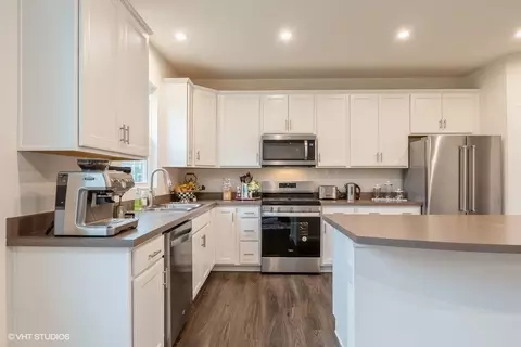 Kitchen - 520 Alpine Dr, Algonquin, IL 60102 photo 2 of 3