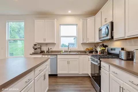 Kitchen - 520 Alpine Dr, Algonquin, IL 60102 photo 3 of 3