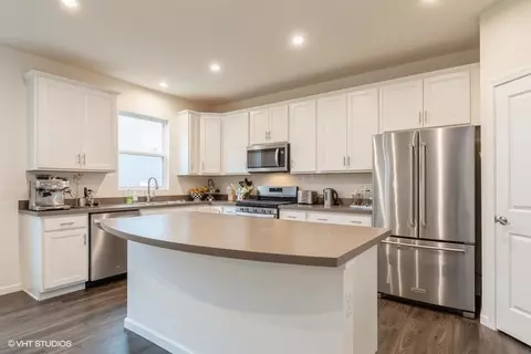 Kitchen - 520 Alpine Dr, Algonquin, IL 60102 photo 1 of 3