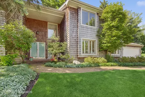 1255 Saint James Pl, Libertyville, IL 60048