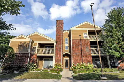 107 Glengarry Dr #9-303, Bloomingdale, IL 60108