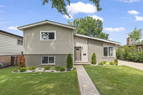 8414 W Madison Dr, Niles, IL 60714