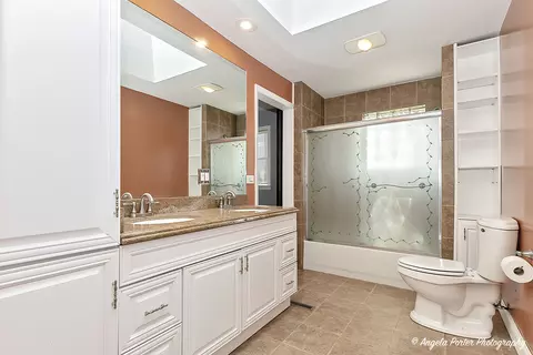 Bath - 805 Porten Rd, Mchenry, IL 60051 photo 1 of 3