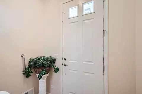 Entry Way - 320 Laurel Ave, Des Plaines, IL 60016 photo 1 of 2