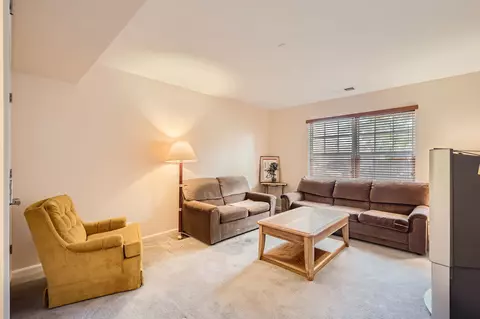 Living - 320 Laurel Ave, Des Plaines, IL 60016 photo 3 of 4
