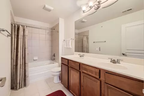 Bath - 320 Laurel Ave, Des Plaines, IL 60016 photo 2 of 4