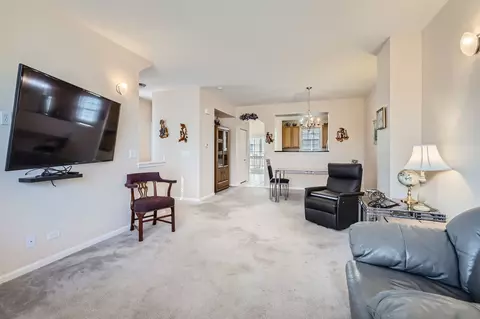 Living - 320 Laurel Ave, Des Plaines, IL 60016 photo 2 of 4