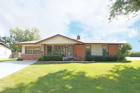 926 Maple Ln, Elk Grove Village, IL 60007