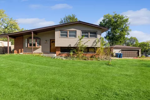 2602 Holiday Dr, Holiday Hills, IL 60051