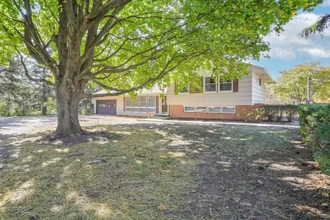 205 S Prairieview Rd, Mahomet, IL 61853