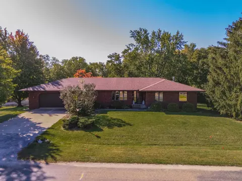 19137 Briar Dr, Bloomington, IL 61705