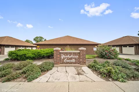 915 N York Rd #304, Elmhurst, IL 60126
