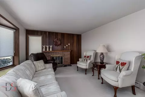 Living - 405 Hillside Ave, Ottawa, IL 61350 photo 2 of 5
