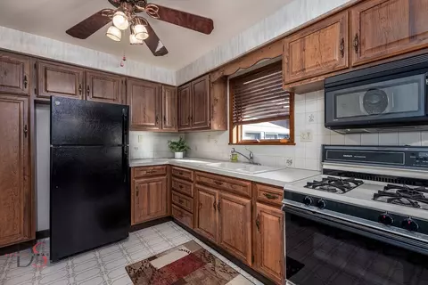 Kitchen - 405 Hillside Ave, Ottawa, IL 61350 photo 2 of 2