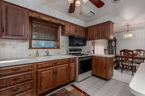 Kitchen - 405 Hillside Ave, Ottawa, IL 61350 photo 1 of 2
