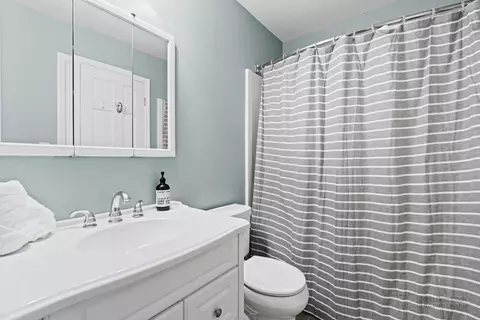 Bath - 1305 Tanglewood Dr, Algonquin, IL 60102 photo 2 of 4