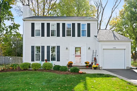 1305 Tanglewood Dr, Algonquin, IL 60102