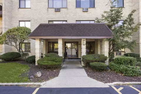 7231 Wolf Rd #208, Indian Head Park, IL 60525
