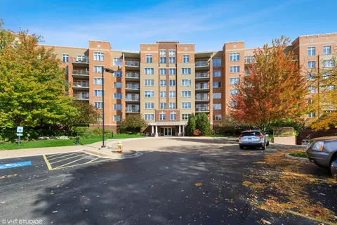 1 N Beacon Pl #712, La Grange, IL 60525