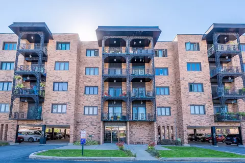 9355 Landings Ln #305, Des Plaines, IL 60016
