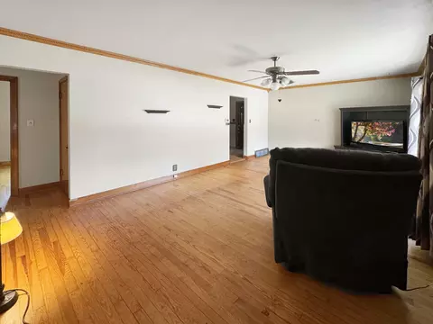 Living - 738 W Chestnut St, Freeport, IL 61032 photo 2 of 4