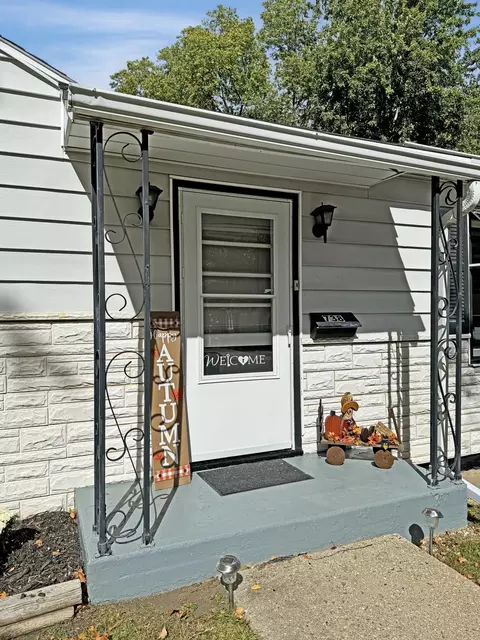 Exterior - 738 W Chestnut St, Freeport, IL 61032 photo 2 of 3