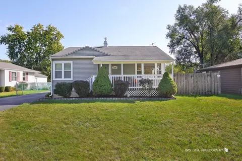 1320 Monroe St, Lake In The Hills, IL 60156