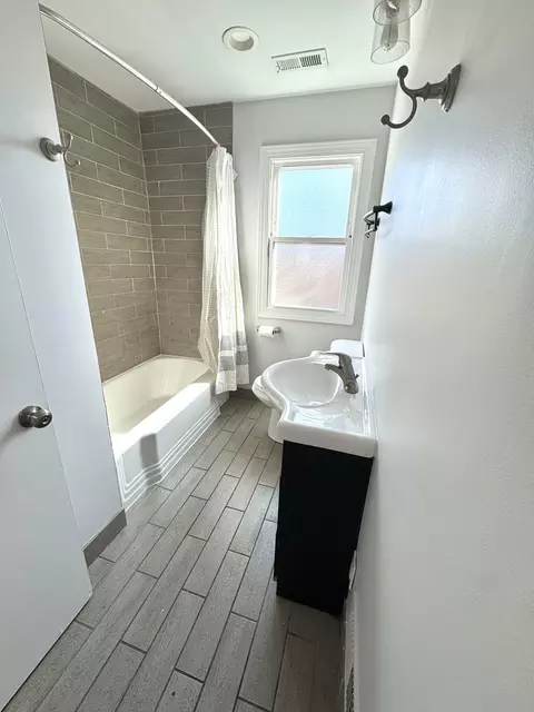 Bath - 331 Grove Ave, Des Plaines, IL 60016 photo 2 of 2