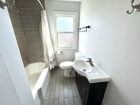 Bath - 331 Grove Ave, Des Plaines, IL 60016 photo 1 of 2