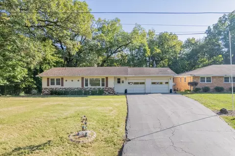 696 W Woodlawn St, Clinton, IL 61727