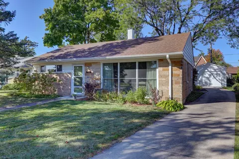 918 W Villa Dr, Des Plaines, IL 60016