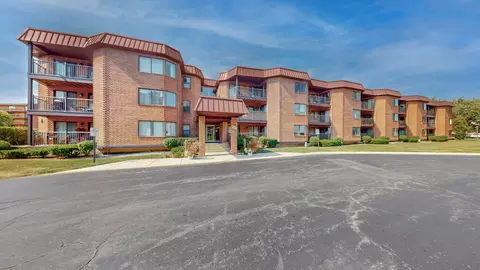 6425 Clarendon Hills Rd #319, Willowbrook, IL 60527