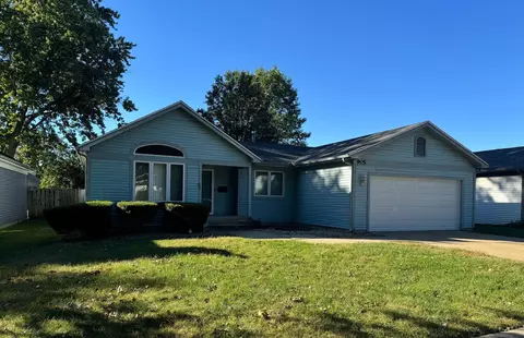 905 W Eads St, Urbana, IL 61801