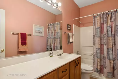 Bath - 4095 Whitehall Ln, Algonquin, IL 60102 photo 1 of 3