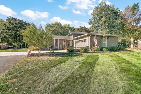 656 Mary Ln, Saint Anne, IL 60964