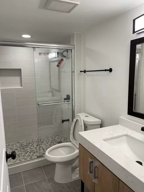 Bath - 1315 E 55th St, Chicago, IL 60615 photo 6 of 6